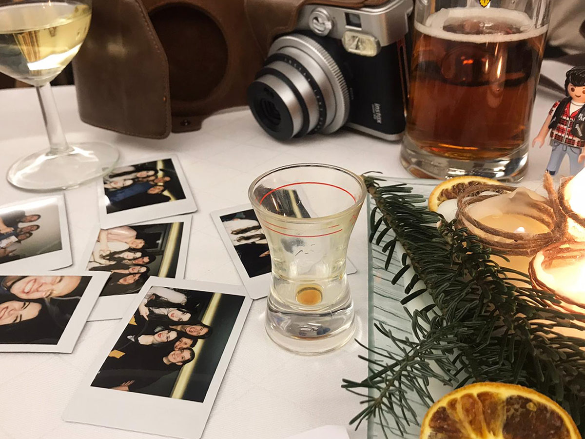 Tischdekoration, leere Gläser und Polaroids