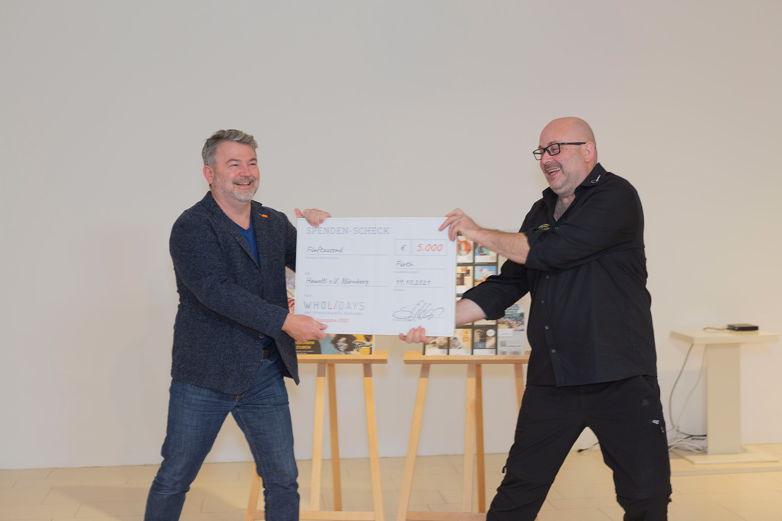 von links nach rechts: Stefan Wildner (Geschäftsführer Wildner+Designer GmbH) und Marcel Heuer (Vorsitzender Hawelti e.V.) mit Spendenscheck