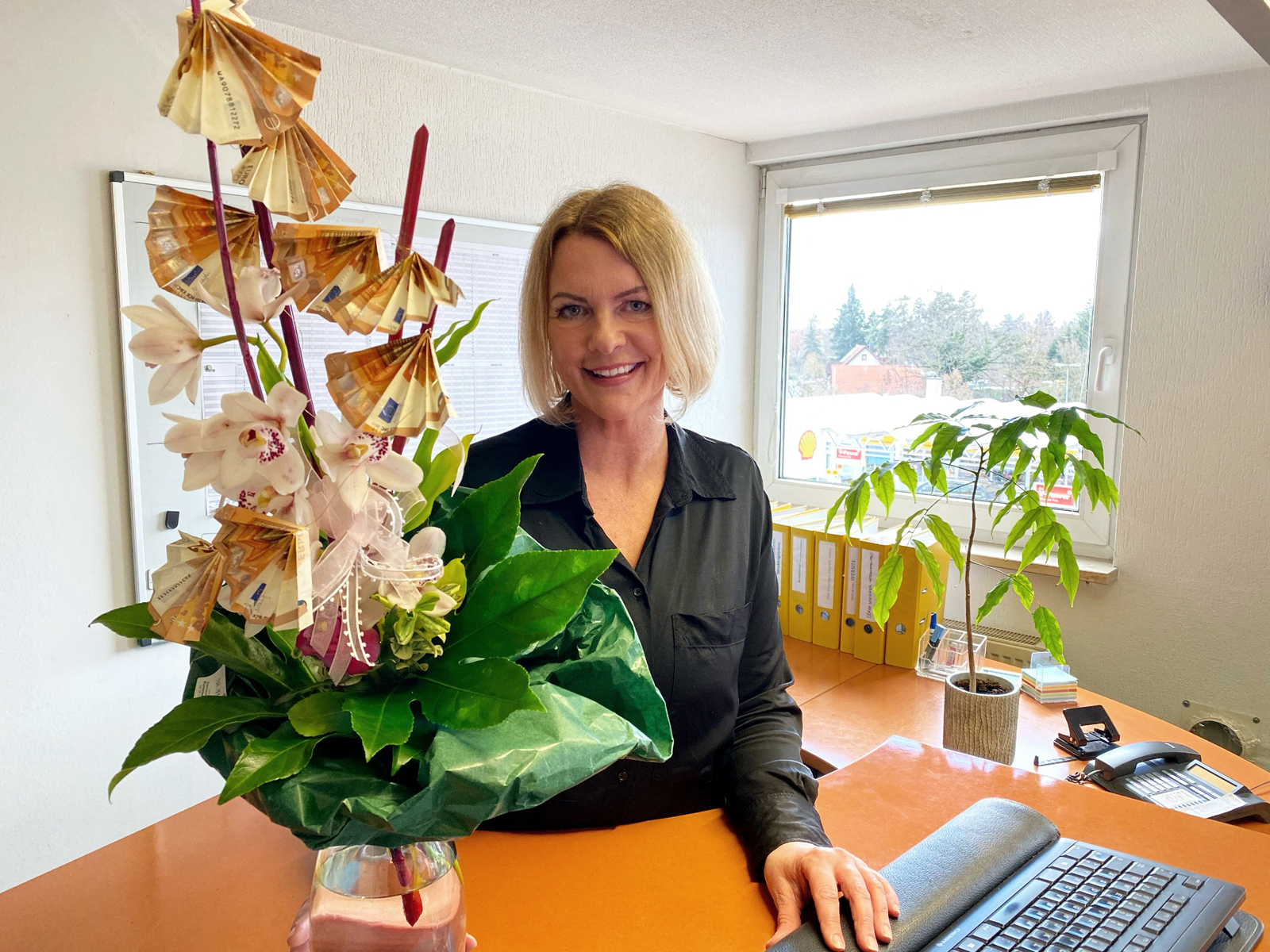Die Firma dankt Marion Reiß für ihr nachhaltiges Engagement mit Orchideen+.